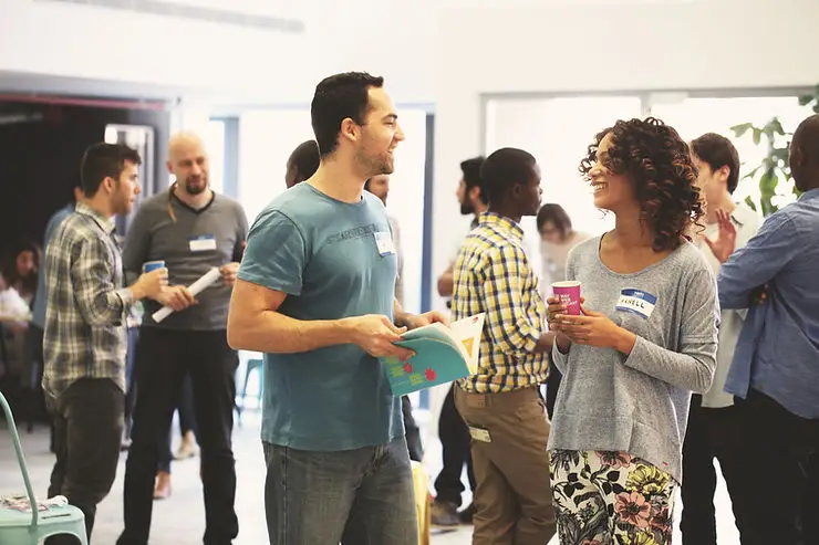 pessoa conversando com outra em evento